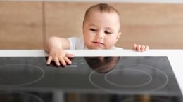 Wohnung kindersicher machen: Die 24 wichtigsten To-dos