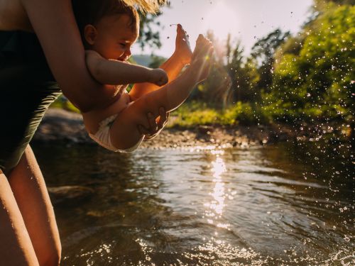 Sonnenschutz: Babys nie der direkten Sonne aussetzen